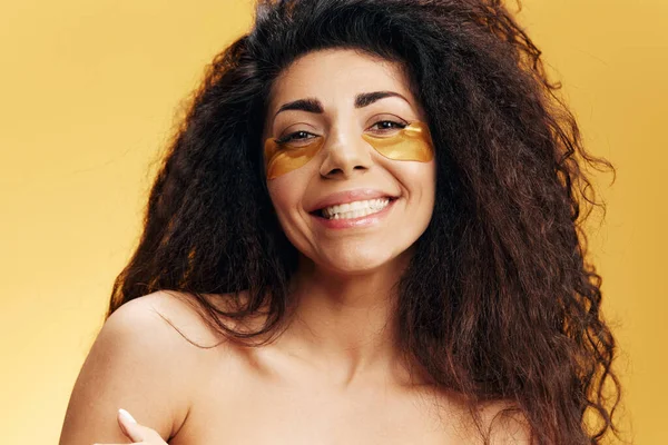Glücklich Lächelnde Hübsche Latino Hündin Mit Goldenen Hydrogelflecken Unter Den — Stockfoto