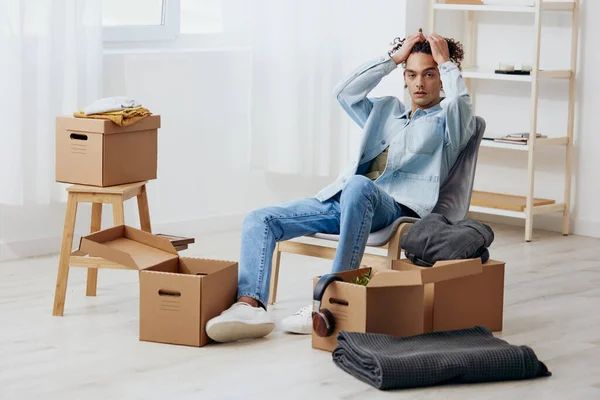 Joven Hombre Cajas Cartón Habitación Desempacando Ordenando Las Cosas Foto —  Fotos de Stock