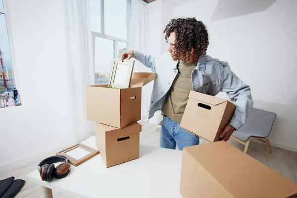 Retrato Hombre Cajas Cartón Habitación Desembalaje Interior Auriculares Foto Alta — Foto de Stock