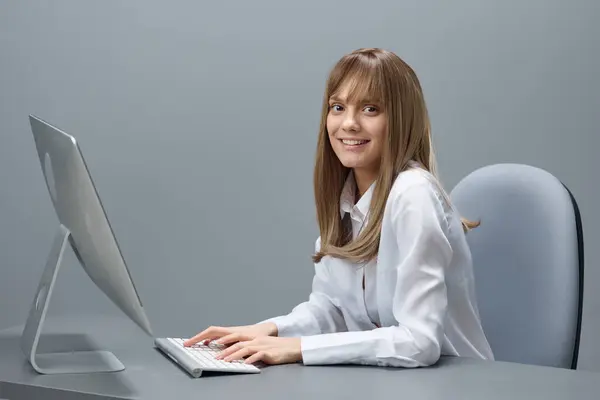 Roztomilé Pěkné Blondýny Businesswoman Volné Noze Pomocí Počítače Chatování Klienty — Stock fotografie