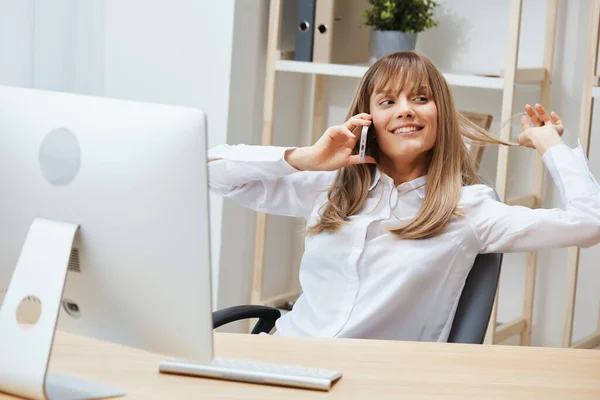 Cheerful Adorable Blonde Businesswoman Worker Freelancer Look Aside Talking Friends — Stock Photo, Image