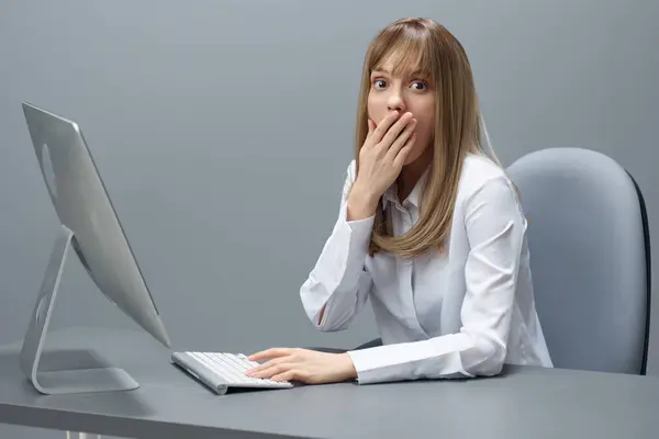 Schockiert Hübsche Blonde Geschäftsfrau Freiberuflerin Mit Desktop Computer Mund Mund — Stockfoto