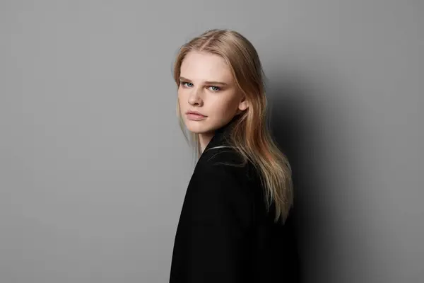 Ung Uttrycksfull Vacker Blond Professionell Modell Poserar Isolerad Studio Dressing — Stockfoto