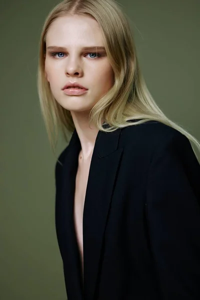 Ett Nära Porträtt Vacker Flicka Poserar Studio Grön Bakgrund Högkvalitativt — Stockfoto
