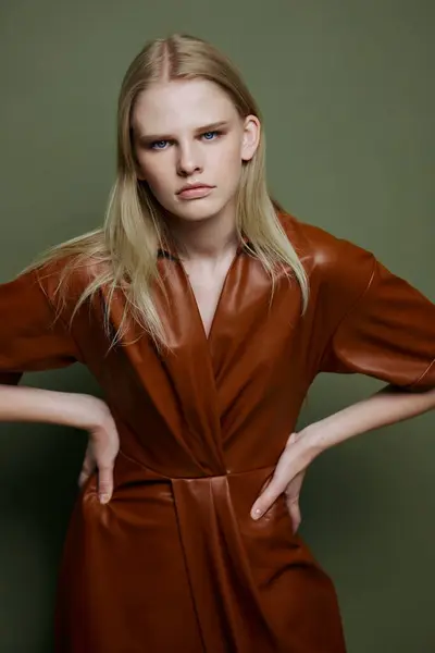 Moda Stylowa Blondynka Młoda Kobieta Trzymając Się Ręce Pasie Poważnie — Zdjęcie stockowe