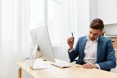 Yakışıklı iş adamı bilgisayar masaüstü özgüven teknolojileri. Yüksek kalite fotoğraf