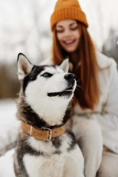 Cheerful Woman Winter Walk Outdoors Friendship Fresh Air High Quality — Stock Photo, Image