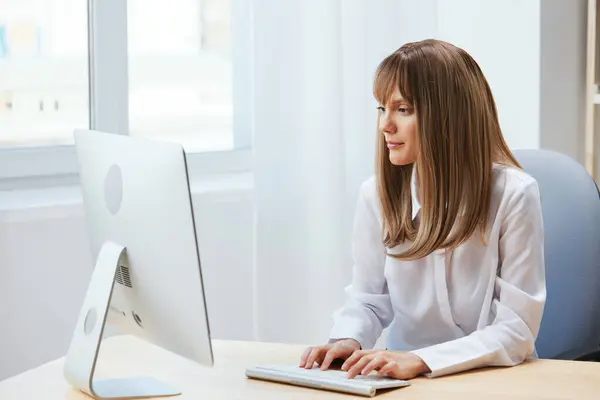 Alegre Feliz Adorable Mujer Negocios Rubia Trabajador Freelancer Mirar Trabajo —  Fotos de Stock