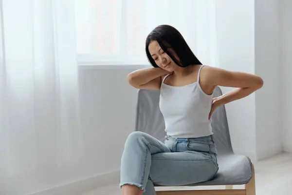 Maux Dos Souffrant Ostéochondrose Après Long Travail Étude Jolie Jeune — Photo