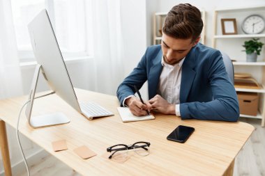 İş adamları bilgisayar masaüstü işleri kendilerine güvenen kağıt klasörü yöneticisi. Yüksek kalite fotoğraf