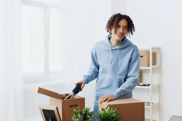 Een Knappe Vent Met Een Koptelefoon Die Alles Orde Maakt — Stockfoto