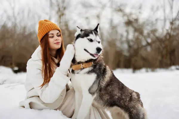 Jovem Feliz Livre Campo Inverno Andando Com Cão Fresco Foto — Fotografia de Stock