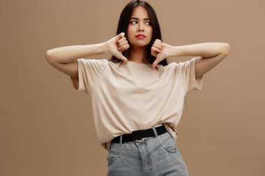 Güzel kadın tişörtü modern kozmetik stüdyo modeline poz veriyor. Yüksek kalite fotoğraf