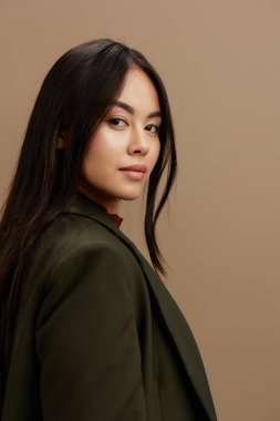 Çekici görünümlü şık takım elbiseli bir portre kadın yakın plan yaşam tarzı pozu veriyor. Yüksek kalite fotoğraf