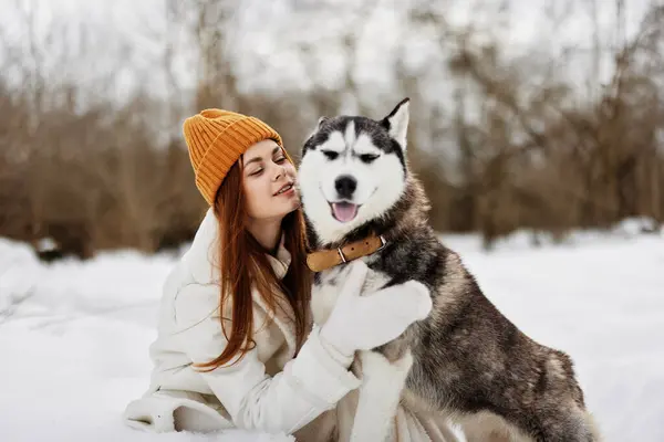 快乐的女人在雪地里和狗玩耍快乐的友谊新鲜的空气 高质量的照片 — 图库照片