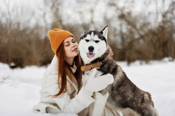 Mulher Alegre Neve Brincando Com Cão Diversão Amizade Fresco Foto — Fotografia de Stock