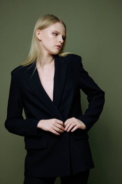 Kadınların Gücü ve kadınların feminizm konsepti hareketi. Havalı, katı, başarılı, zarif takım elbiseli güçlü bir kız ellerini belinde tutuyor. Teklifime bak. Yüksek kalite fotoğraf