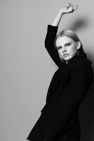 Fashion Model Girl Posing Her Hands Studio Black White Style — Stock Photo, Image