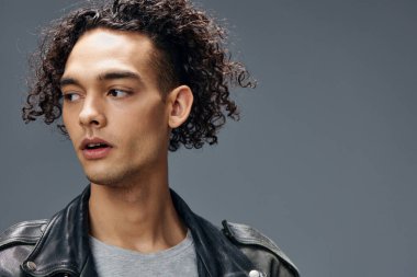 Gri stüdyo arka planında izole edilmiş şık, bronzlaşmış kıvırcık deri ceket. Güzel moda teklifi. Büyük Mevsimlik Satış Yeni Koleksiyon konsepti. Reklam için boşluk kopyala. Vesikalık portre