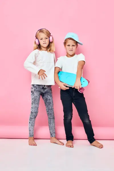 Chico Con Gorra Una Chica Con Auriculares Skate Jugando Con —  Fotos de Stock