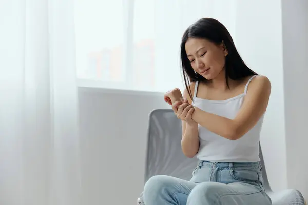 Tormented Suffering Dislocation Tanned Beautiful Young Asian Woman Hurting Holding — Stock Photo, Image