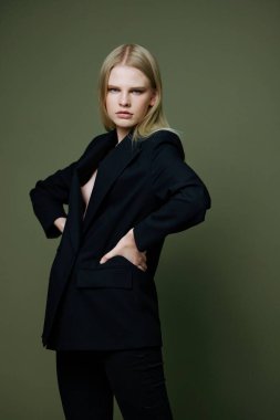 Kadınların Gücü ve kadınların Feminizm Hareketi. Havalı, katı, başarılı, zarif takım elbiseli güçlü bir kız ellerini belinde tutuyor. Teklifime bak. Yüksek kalite fotoğraf