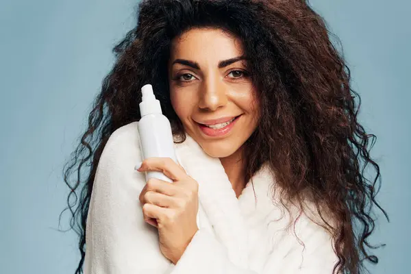 Güzel Bir Kozmetik Teklif Bornozlu Güzel Kıvırcık Latin Kadın Elinde — Stok fotoğraf