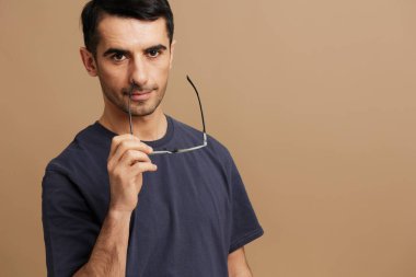 Gri tişörtlü ve gözlüklü teneke elli bir adam. Yüksek kalite fotoğraf