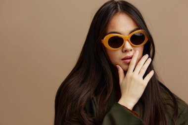 Güzel kadın ceketi güneş gözlüğü zarif moda izole edilmiş arka plan. Yüksek kalite fotoğraf