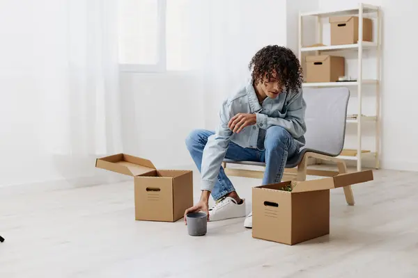 Joven Hombre Cajas Cartón Habitación Desempacando Ordenando Las Cosas Foto — Foto de Stock