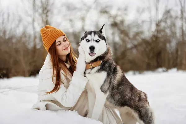Retrato Uma Mulher Roupas Inverno Andando Cão Nas Férias Inverno — Fotografia de Stock
