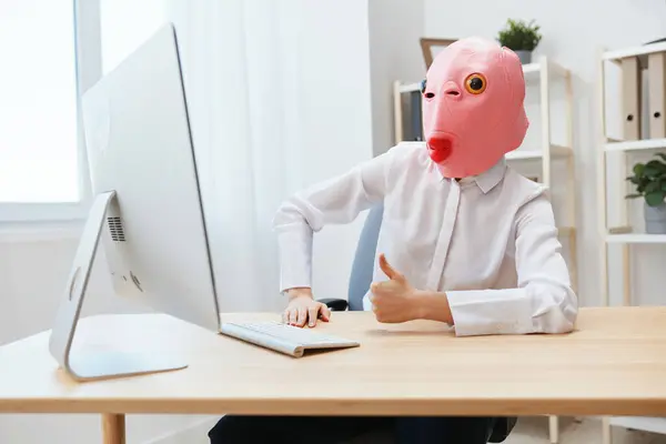 Счастливая Сумасшедшая Деловая Женщина Фрилансер Розовой Маске Работает Компьютере Онлайн — стоковое фото
