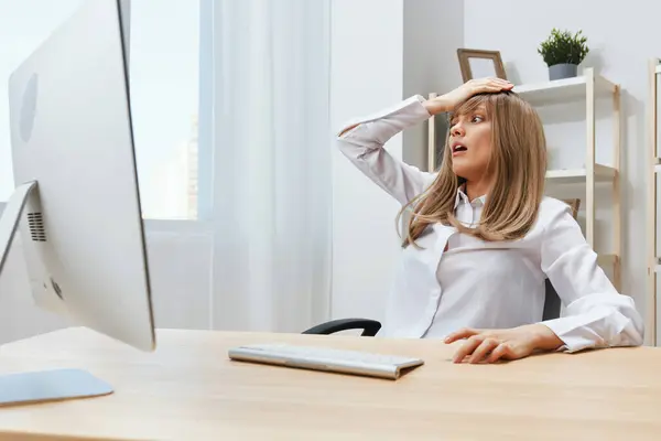 Wstrząśnięta Urocza Blondynka Bizneswoman Dotykająca Głowy Bóle Głowy Myśląc Rozwiązaniu — Zdjęcie stockowe