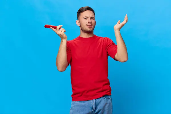 Schockierte Verwirrte Gutaussehende Männer Rotem Shirt Heben Die Hände Und — Stockfoto