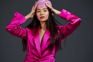 Güzel bir kadın parlak makyaj pembe mini elbise modern tarz izole edilmiş arka plan. Yüksek kalite fotoğraf