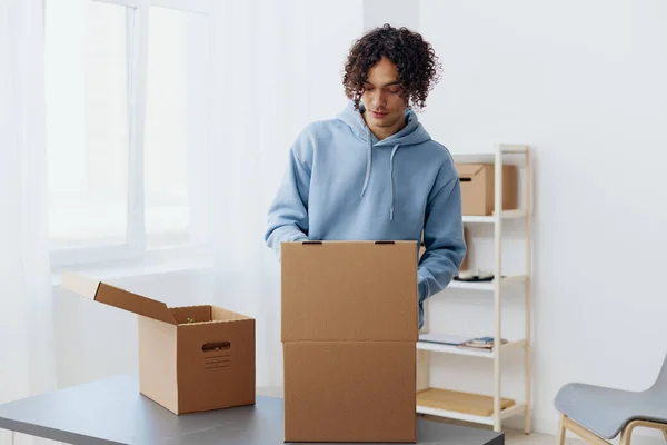 Chico Guapo Desempacando Cosas Cajas Estilo Vida Habitación Foto Alta —  Fotos de Stock