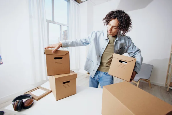 Een Jongeman Die Dingen Uitpakt Uit Dozen Het Interieur Van — Stockfoto