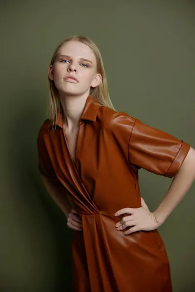 Snygg Ung Blond Modell Med Blå Ögon Och Kväll Makeup — Stockfoto