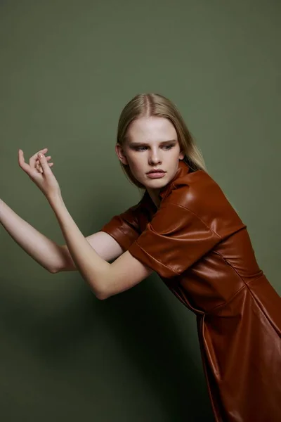 Dançando Elegante Muito Jovem Loira Fêmea Couro Vestido Marrom Mãos — Fotografia de Stock