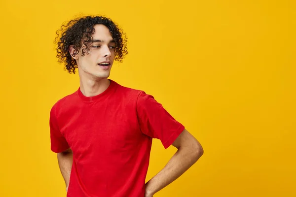 Radosny Uroczy Zabawny Biały Młodzieniec Czerwonej Koszulce Pozujący Żółtym Tle — Zdjęcie stockowe