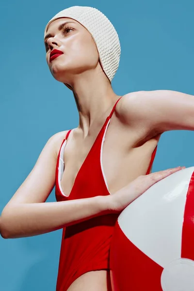 Kobieta Pływaczka Czepku Kąpielowym Czerwonym Stroju Kąpielowym Piłką Paski Wygląda — Zdjęcie stockowe