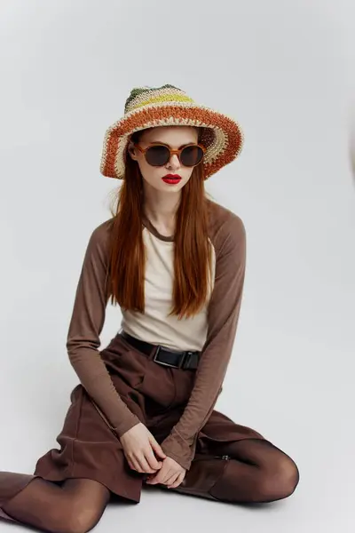 Jeune Mannequin Sérieux Dans Chapeau Des Lunettes Des Bottes Est — Photo