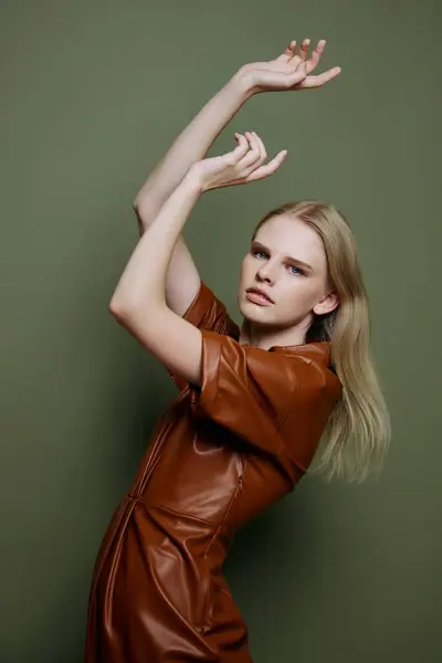 Professionell Blond Ung Kvinnlig Modell Brun Trendig Klänning Hålla Händerna — Stockfoto