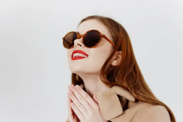 Skrattande Rödhårig Flicka Med Glasögon Rock Vit Bakgrund Studion Reklam — Stockfoto