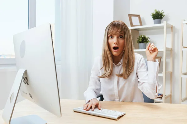 Shocked Excited Pretty Blonde Businesswoman Freelancer Look Camera Open Mouth — Stock Photo, Image