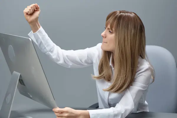 Angry Evil Pretty Blonde Businesswoman Worker Screaming Desktop Raging Computer — Stock Photo, Image