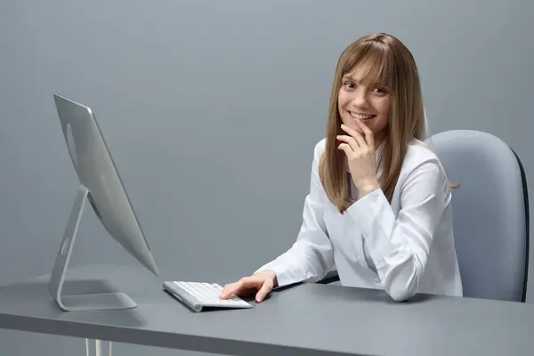 Cute Pretty Blonde Businesswoman Freelancer Using Computer Chatting Clients Look — Stock Photo, Image