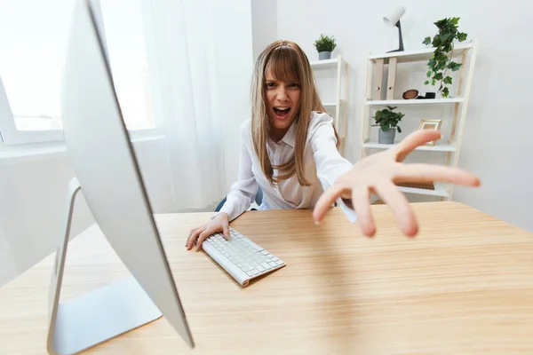 Schockiert Irritiert Schreiend Bezaubernde Blonde Geschäftsfrau Freiberuflerin Machte Entscheidende Fehler — Stockfoto