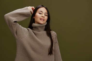 Kazaklı bir kadın gülümseme pozu veriyor. Kıyafet modası. Yüksek kalite fotoğraf