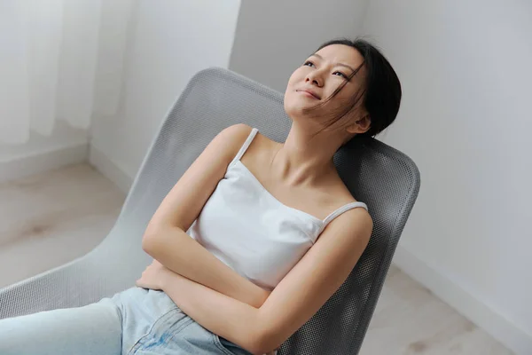 高怀孕率流产流产 痛苦的晒黑了美丽的年轻亚洲女人摸着肚子看着家里的客厅 伤害健康不良疾病概念 酷的提议 — 图库照片
